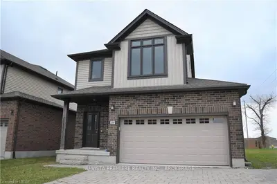 1049 OAKCROSSING Gate, London North, ON N6H 0E9