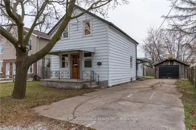 434 ALBANY Street, Petrolia, ON N0N 1R0