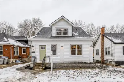79 North Street, Strathroy-Caradoc, ON N7G 1Z4