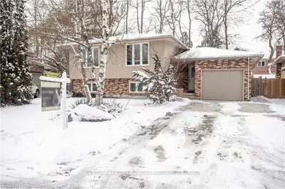 43 COACHWOOD Crescent, London South, ON N6K 3C8