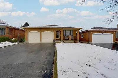 15 ROUNDHILL Court, London South, ON N5Z 4N3