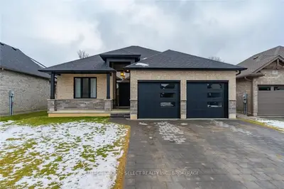 153 COLLINS Way, Strathroy-Caradoc, ON N7G 0G2