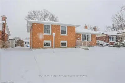 11 STANHOPE Crescent, London South, ON N6C 3B1
