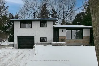 17 SUMNER Road, London South, ON N5Z 3Y9