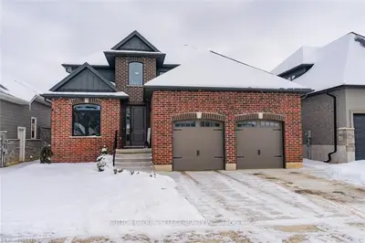 21 KEMP Crescent, Strathroy-Caradoc, ON N7G 0G3