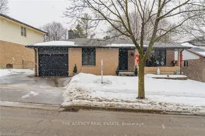24 ANDOVER Drive, London South, ON N6J 3W8