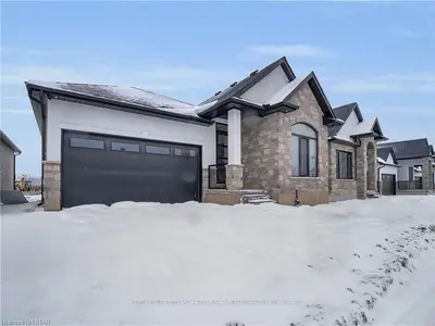 6990 CLAYTON Walk 2, London South, ON N6P 0B2