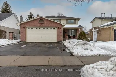 22 BEXHILL Drive, London South, ON N6E 1W9