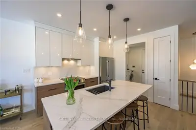 203 Wychwood Park 14, London North, ON N6G 1S2