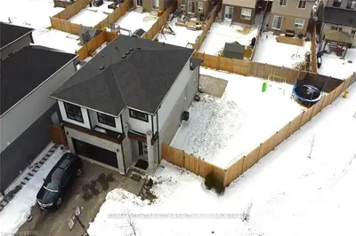 1877 FOXRIDGE Crescent, London North, ON N6G 0L7