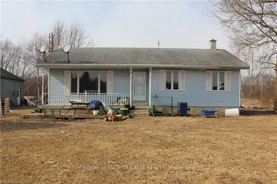 1854 OILFIELD Drive, Southwest Middlesex, ON N0L 1Z0