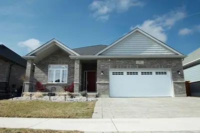 84 Collins Way, Strathroy-Caradoc, ON N7G 0G2