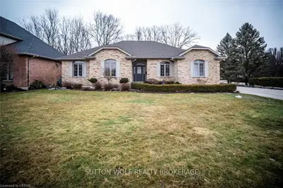 272 PINETREE Lane, Strathroy-Caradoc, ON N7G 4A8