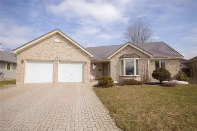 17 Abbey Lane, South Huron, ON N0M 1S1