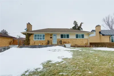 945 EAGLE Crescent, London South, ON N5Z 3H8