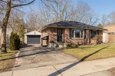 8 GOWER Street, London North, ON N6H 2E6