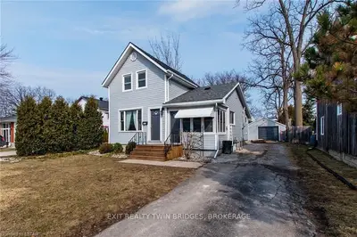4136 DUFFERIN Avenue, Petrolia, ON N0N 1R0