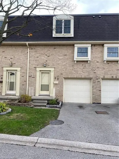 900 Pond View Road 12, London South, On N5z 4l7