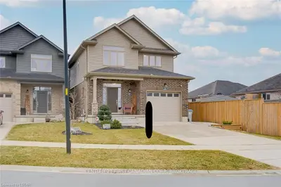 4 QUEENSWAY Drive, Strathroy-Caradoc, ON N7G 4M3