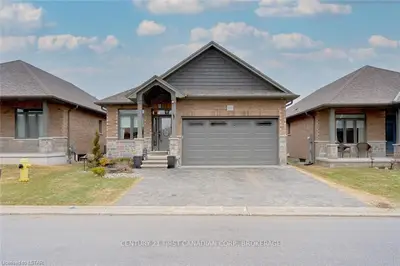 159 COLLINS Way 20, Strathroy-Caradoc, ON N7G 0E5