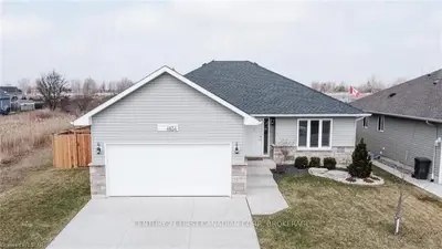 4034 APPLEWOOD Drive, Petrolia, ON N0N 1R0