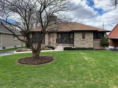 17 MARLA Crescent, London South, ON N6C 2N3