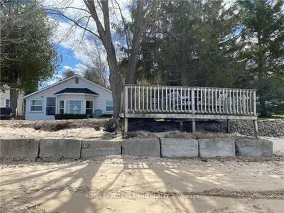 6176 LONDON Road, Lambton Shores, ON N0N 1J1