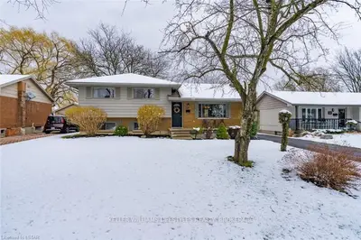 28 NOTRE DAME Crescent, London South, ON N6J 2G1