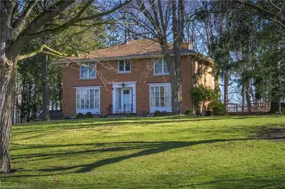101 BLOOMFIELD Drive, London North, ON N6G 1P4