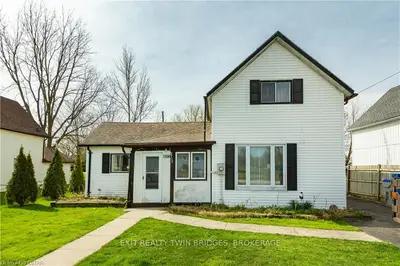 8073 FRANCIS Street, Brooke-Alvinston, ON N0N 1A0