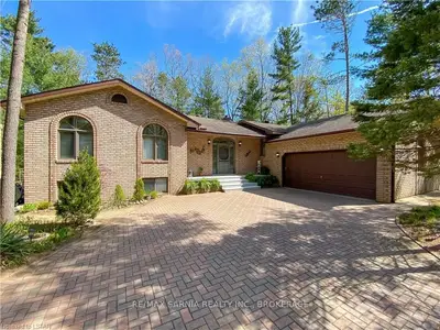 10265 MAPLEWOOD Avenue, Lambton Shores, ON N0N 1T0