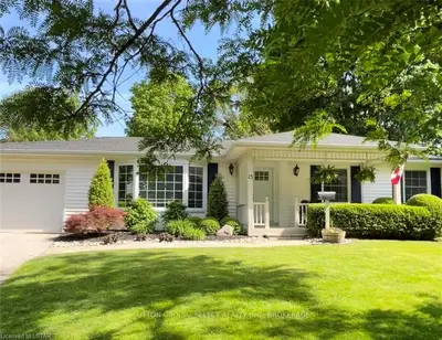 15 REGIS Place, London South, ON N6K 2G6