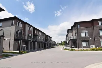 3260 SINGLETON Avenue 14, London South, ON N6L 0E7