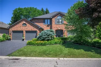 102 CARRIAGE HILL Drive, London North, ON N5X 3W9