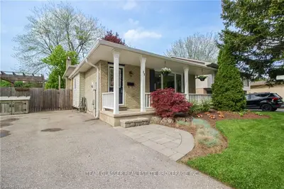 38 FAIRLANE Road, London South, ON N6K 3E4