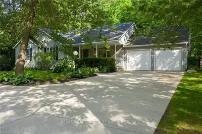 8393 Oakwood Drive, Lambton Shores, ON N0N 1T0