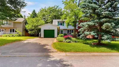 1 COTTONWOOD Crescent, London North, ON N6G 2Y7