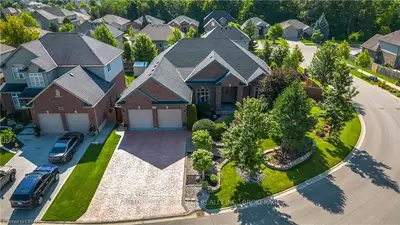 992 THISTLERIDGE Crescent, London South, ON N6K 0B8