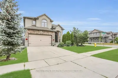 1911 CHERRYWOOD Trail, London North, ON N6H 0E1