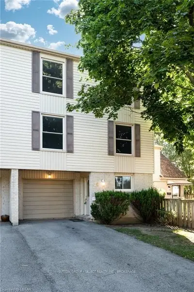 24 MCMASTER Crescent, London South, ON N6K 1N4