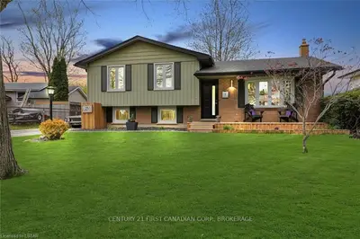 23 STANHOPE Crescent, London South, ON N6C 3B1