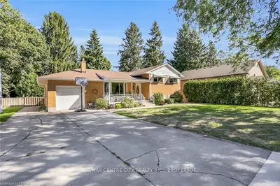 11 PANNELL Lane, Strathroy-Caradoc, ON N7G 2C5