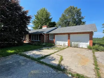 3320 LONDON Line, Plympton-Wyoming, ON N0N 1T0