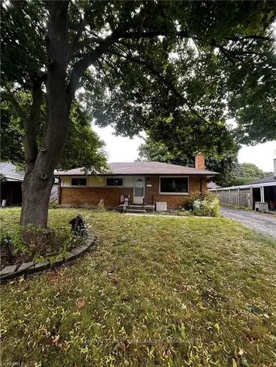200 RENFRO Crescent A, London South, ON N5Z 3B7