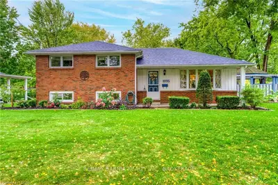 1095 FAIRLANE Avenue, Sarnia, ON N7S 3J9