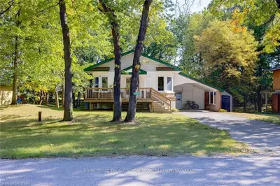 9637 JOANNE Avenue, Lambton Shores, ON N0M 1T0