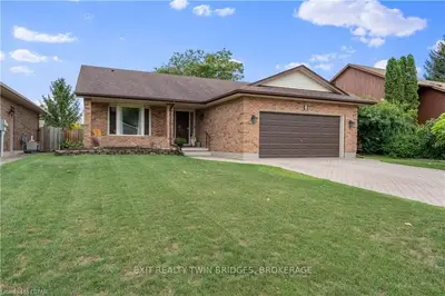 3 WOODSIDE Crescent, Lambton Shores, ON N0N 1J0