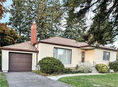 21 CARRINGTON Court, Hamilton, ON L9G 1P9