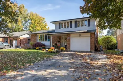 22 Hammond Crescent, London North, On N5x 1a4