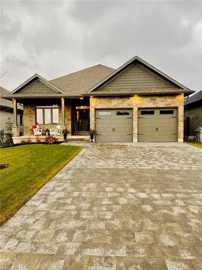 26 Elliot Street, Strathroy-caradoc, On N7g 3h4